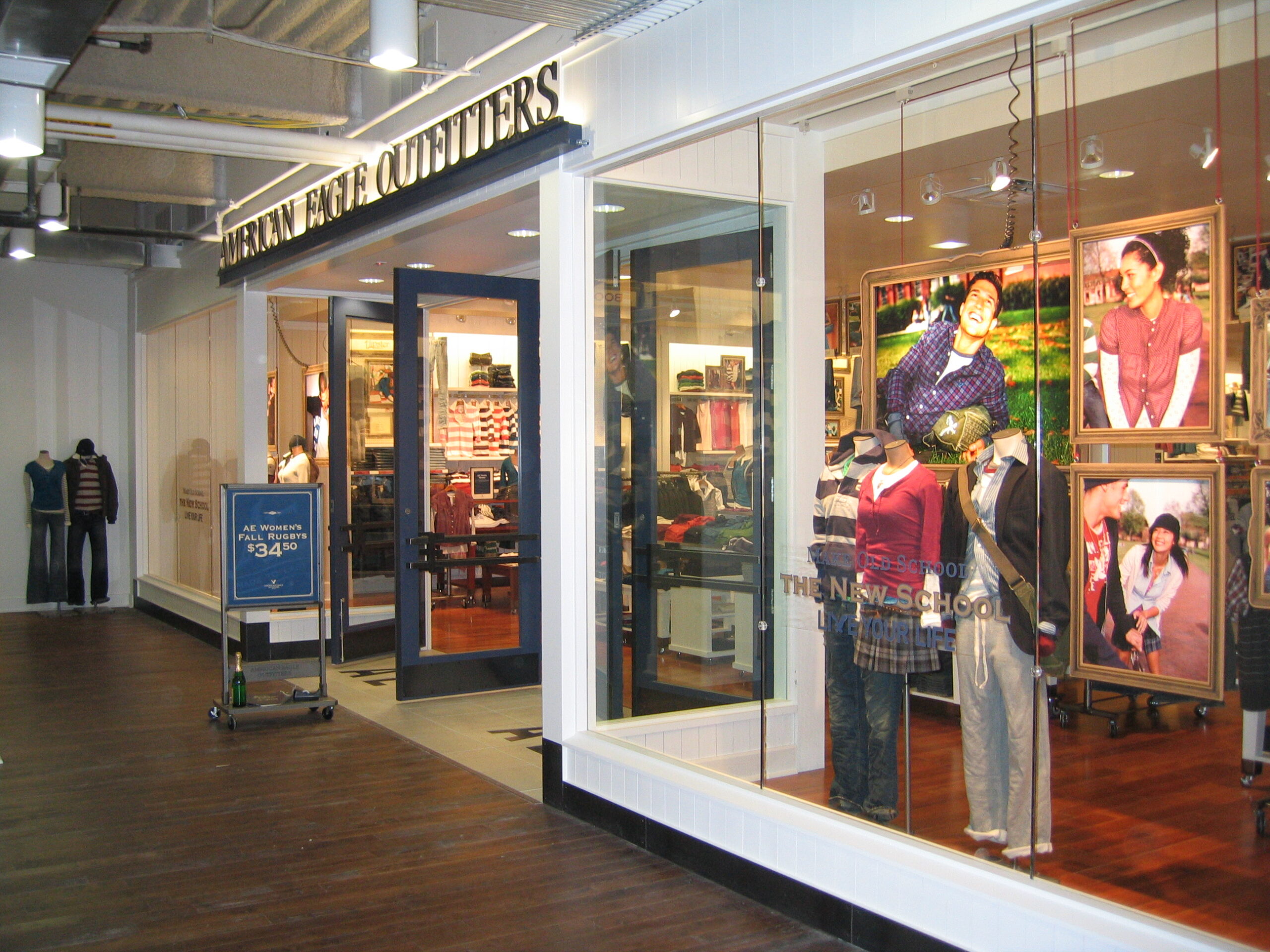 Specialty retail service counter with durable commercial finishes (portfolio image 19)